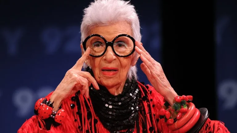 Iris Apfel: US fashion designer dies aged 102